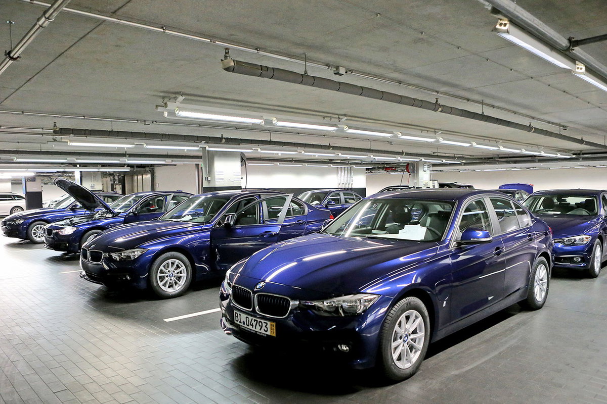 Sportlichkeit trifft auf Klimaschutz: Insgesamt 25 nagelneue BMW 330e iPerformance waren unter den attraktiven Gewinnen der Weihnachts-Sonderverlosung der Deutschen Fernsehlotterie.