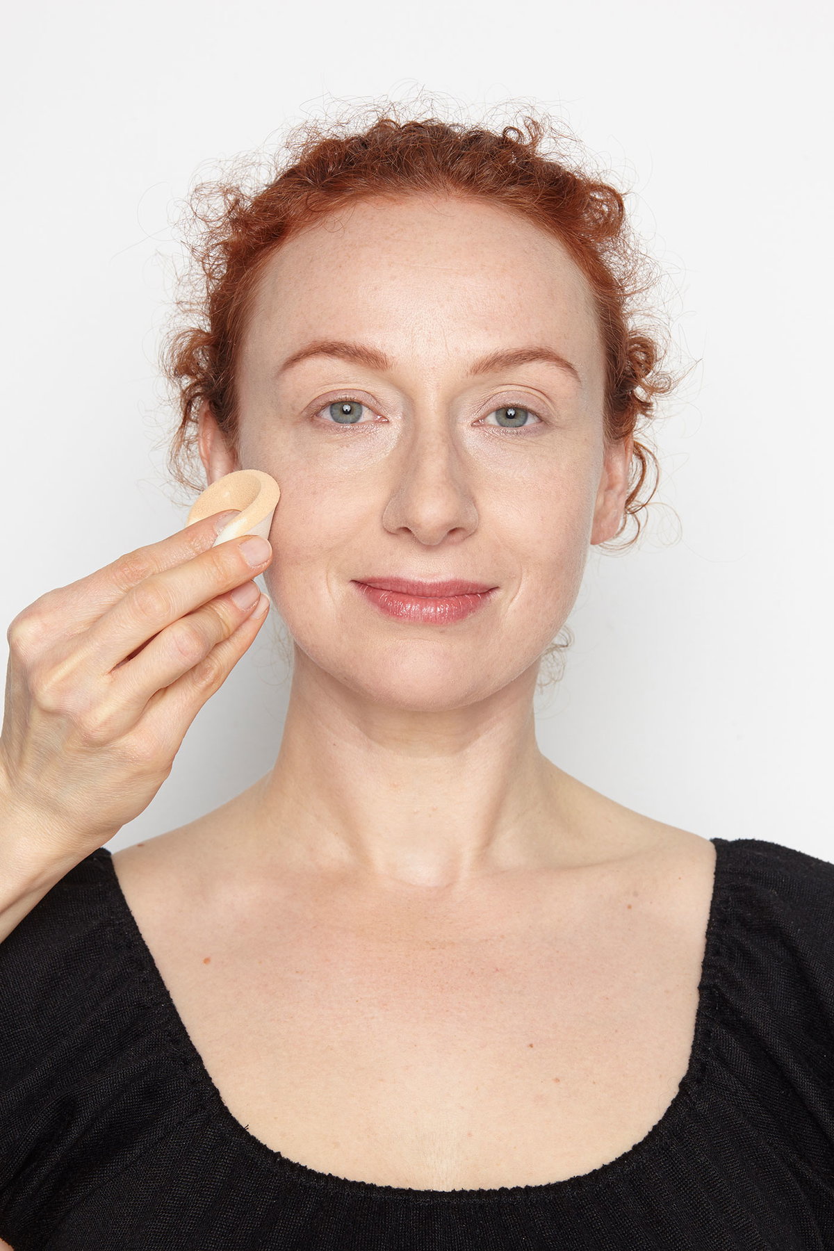 Ebenmäßig: Transparentes Make-up verdeckt Reginas Sommersprossen nicht. Ein cremiger Highlighter lässt die Augen größer wirken.