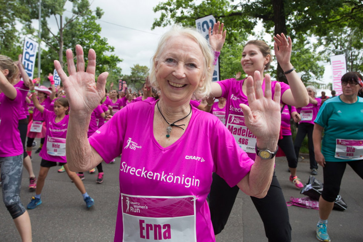 Eine Seniorin läuft den „BARMER Women's Run"
