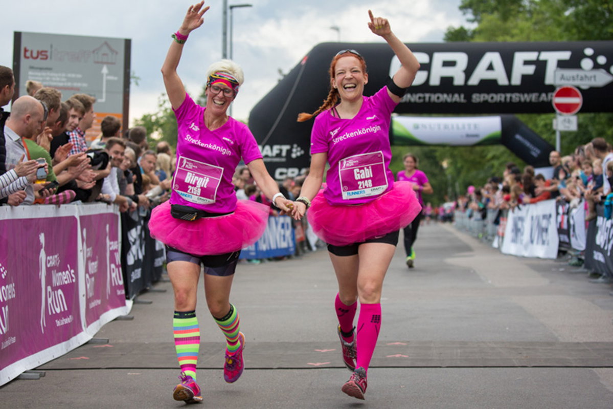 Zwei Frauen laufen kostümiert den Women's Run