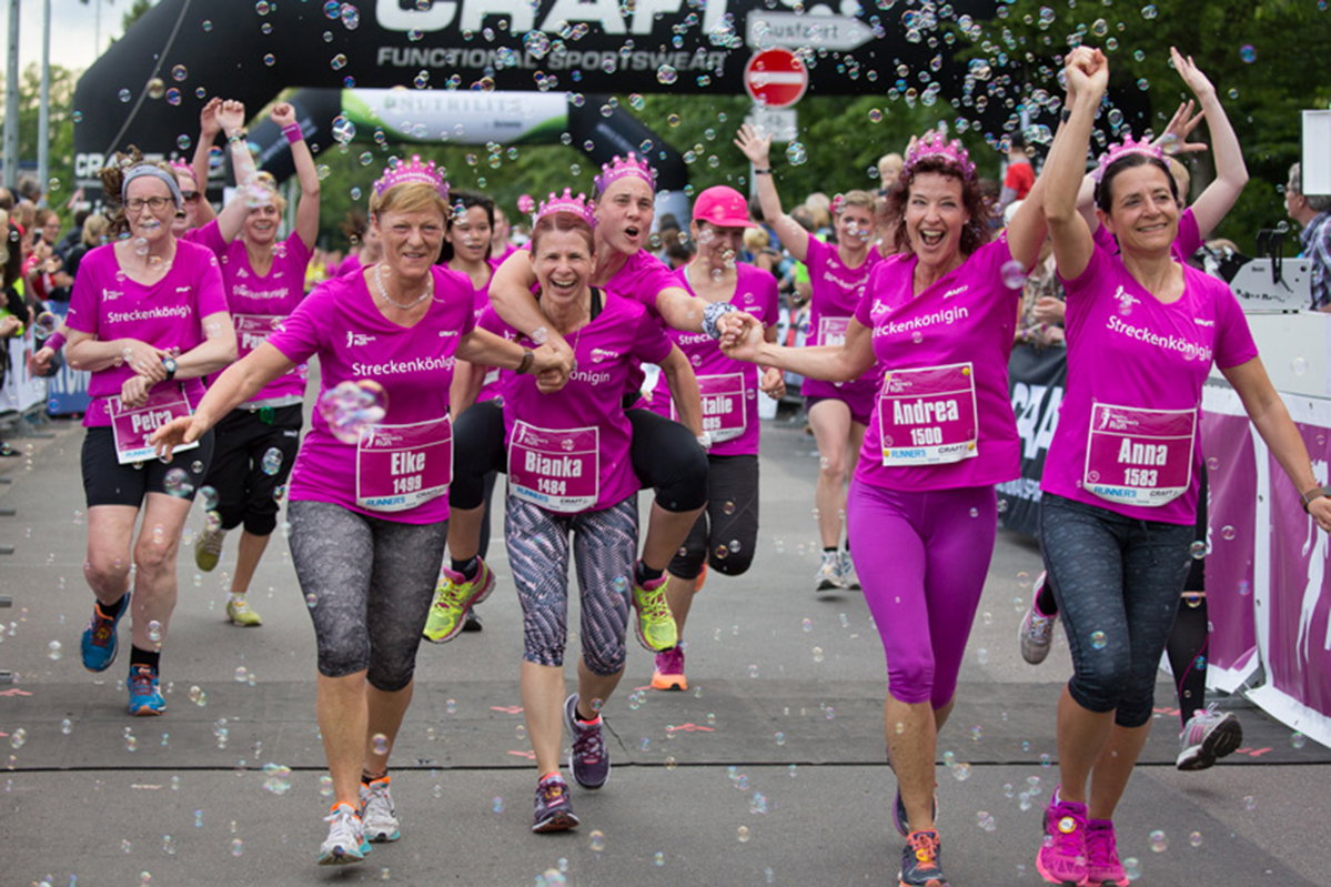 Viele Frauen laufen beim Run in den gleichen Shirts