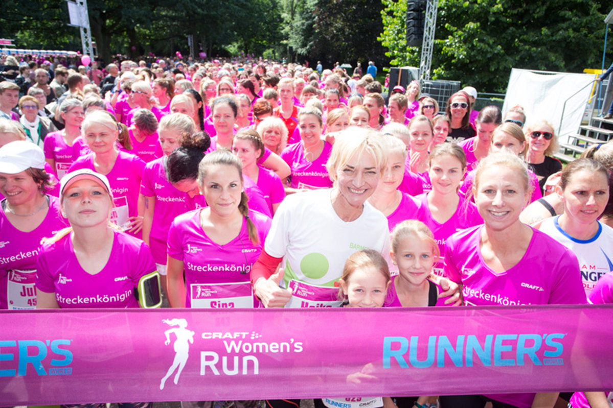 Heike Drechsler posiert mit Frauen für den Women's Run