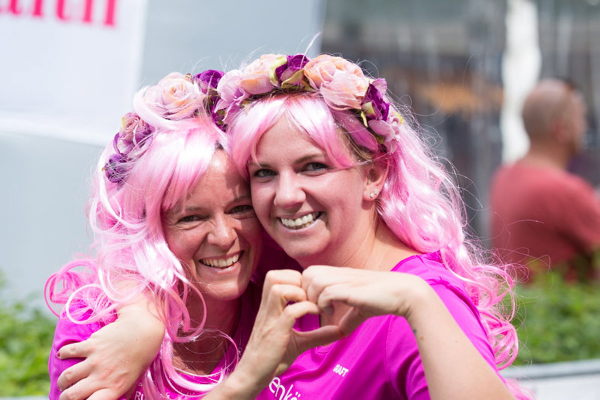 Zwei Frauen mit Perücken beim Women's Run
