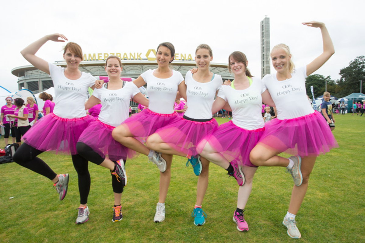 Sechs Mädchen in Ballettkostümen laufen beim Run mit