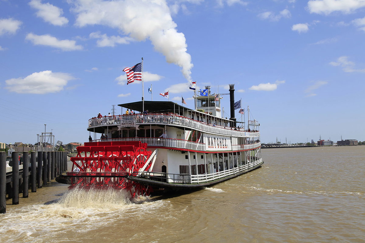 Der Schaufelraddampfer „Natchez“ fährt auf dem Mississippi.