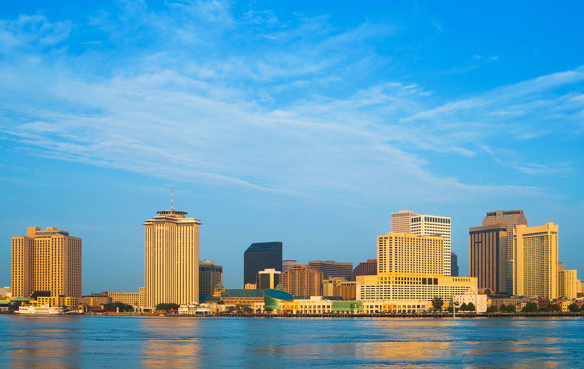 Blick vom Wasser aus auf die vom Sonnenlicht geküsste Skyline von New Orleans