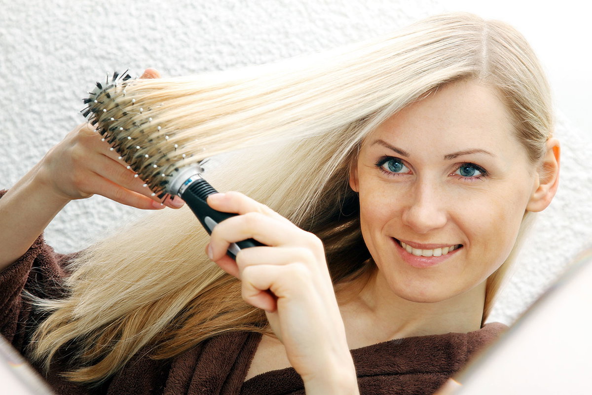 Das Styling mit der Rundbürste verleiht feinem Haar mehr Volumen