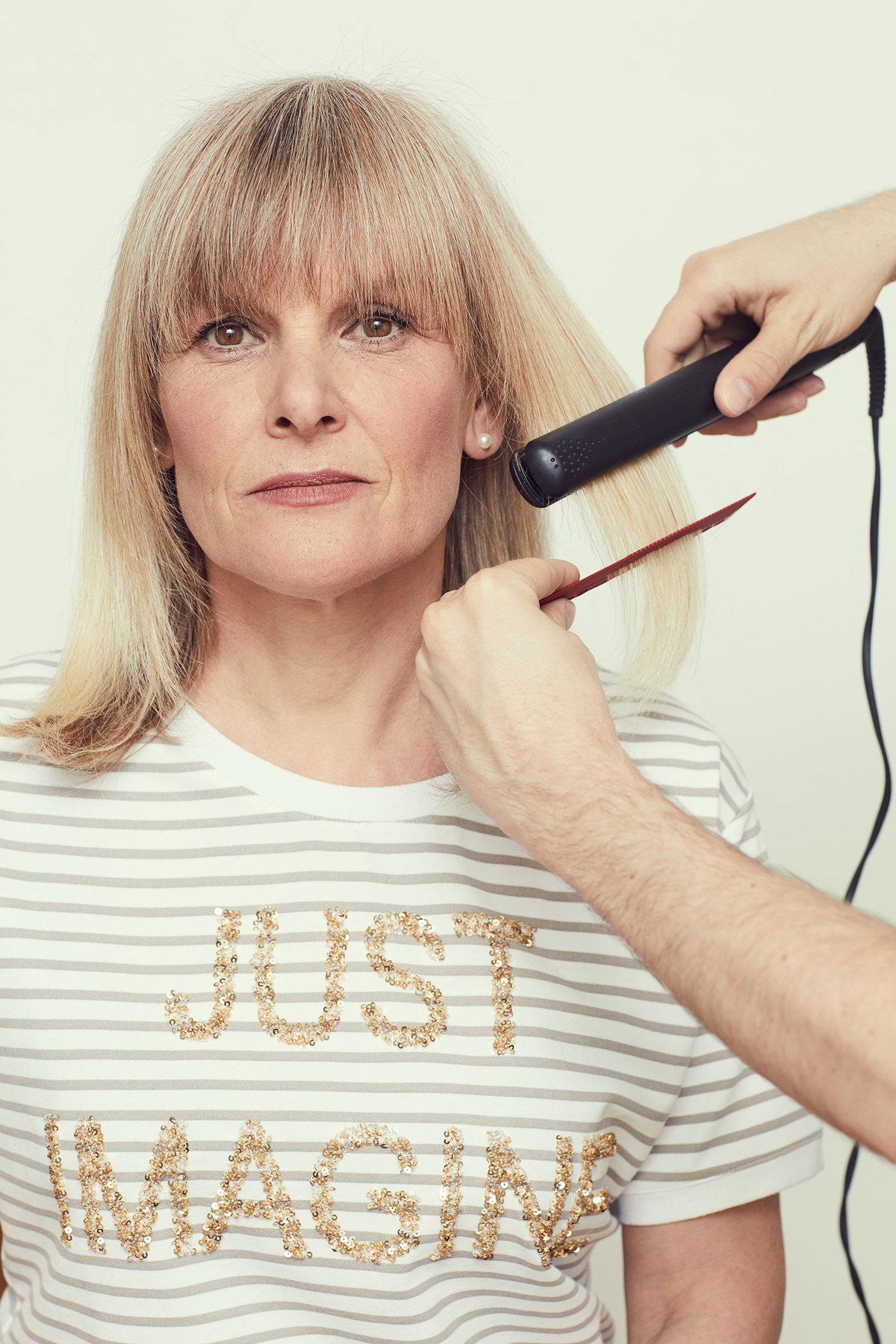 Der Experte glättet Angelikas Haare, weil der Longbob so weicher fällt. Die leichte Innenwelle schmeichelt ihrer Gesichtsform. 