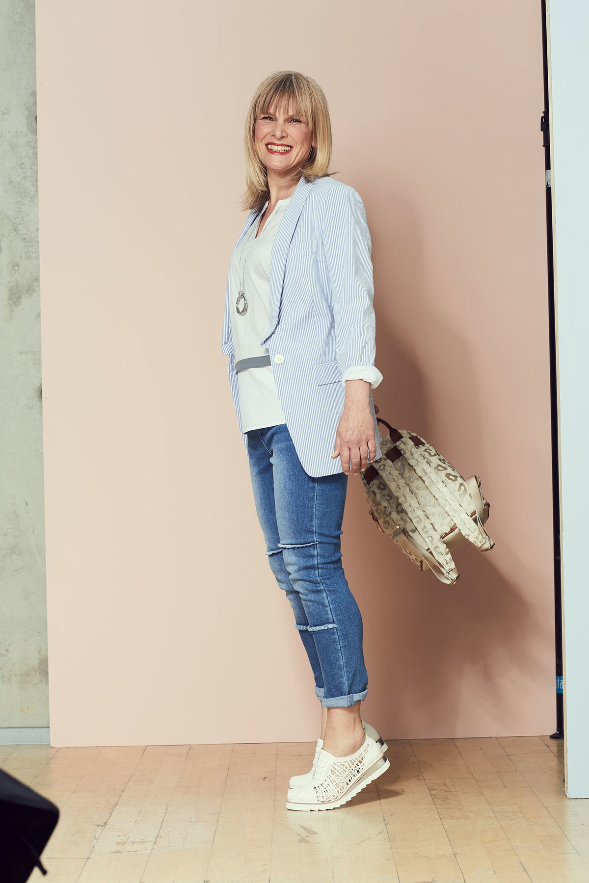 Outfit 4: Blazer 139,95 Euro, Top 79,95 Euro, Jeans 79,95 Euro, je Gr. 34 - 46, Kette 49,95 Euro, Rucksack 199,95 Euro, Schuhe 179,95 Euro, Gr. 35 - 42. Alba Moda.
