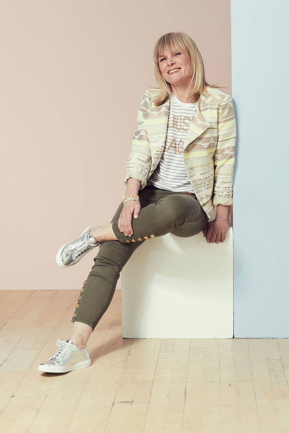 Outfit 3: Blazer 149,95 Euro, Shirt 69,95 Euro, Hose 89,95 Euro, je Gr. 34 - 46, Armband 49,95 Euro, Sneaker 119,95 Euro, Gr. 35 - 43. Alba Moda