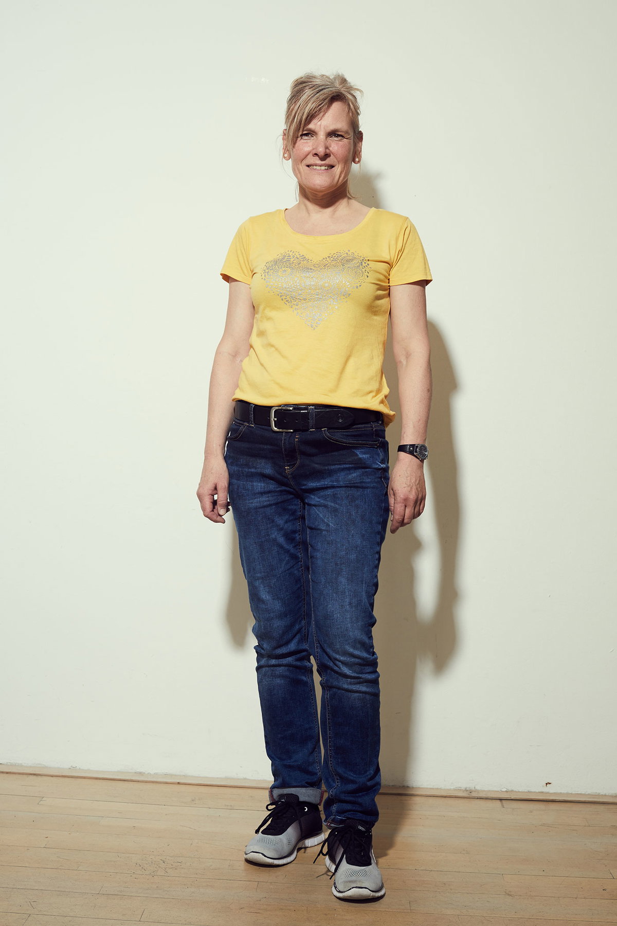 Vorher: Angelika trägt im Berufsalltag eine Uniform. Umso mehr wünscht sie sich beim Umstyling Looks, die ihre weibliche Seite etwas mehr betonen.