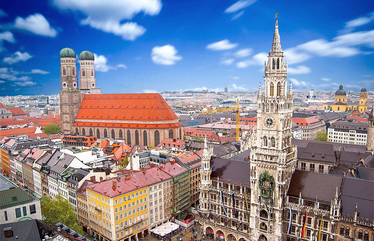 Im Herzen der Stadt: Unterm weiß-blauen Himmel ziehen Frauenkirche (l.) und Rathaus die Blicke auf sich.