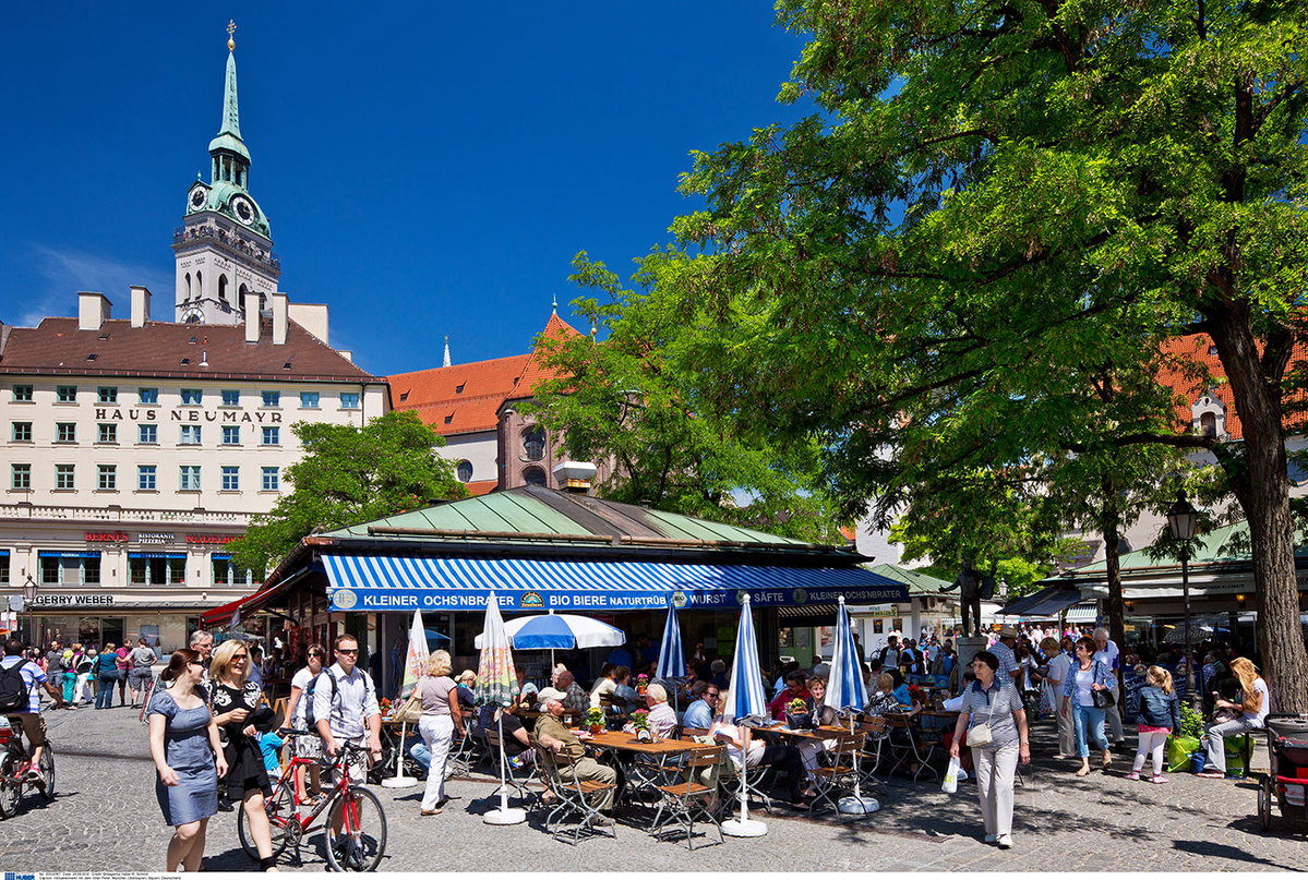 Kulinarischer Treffpunkt ist der Viktualienmarkt mit Biergarten und internationalen Spezialitätenständen.