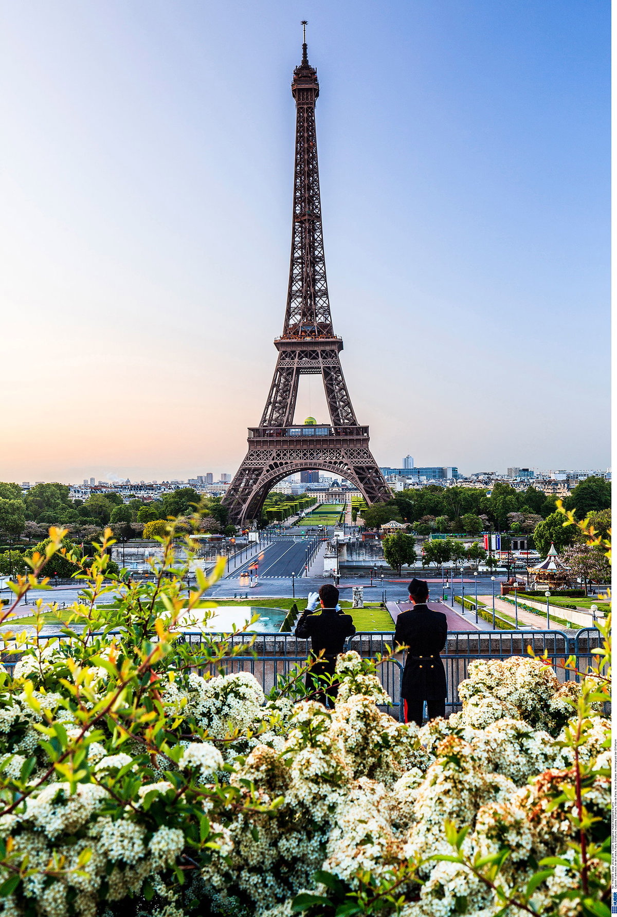 Wahrzeichen: Ein Picknick mit Blick auf den Eiffelturm gehört zu den unvergesslichen Erlebnissen bei einem Paris-Besuch.