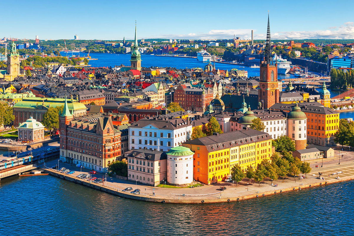 Stadtische Idylle: Skyline der charmanten Altstadt mit den Kirchtürmen von Tyska kyrka (l.) und Riddarholmskyrkan.