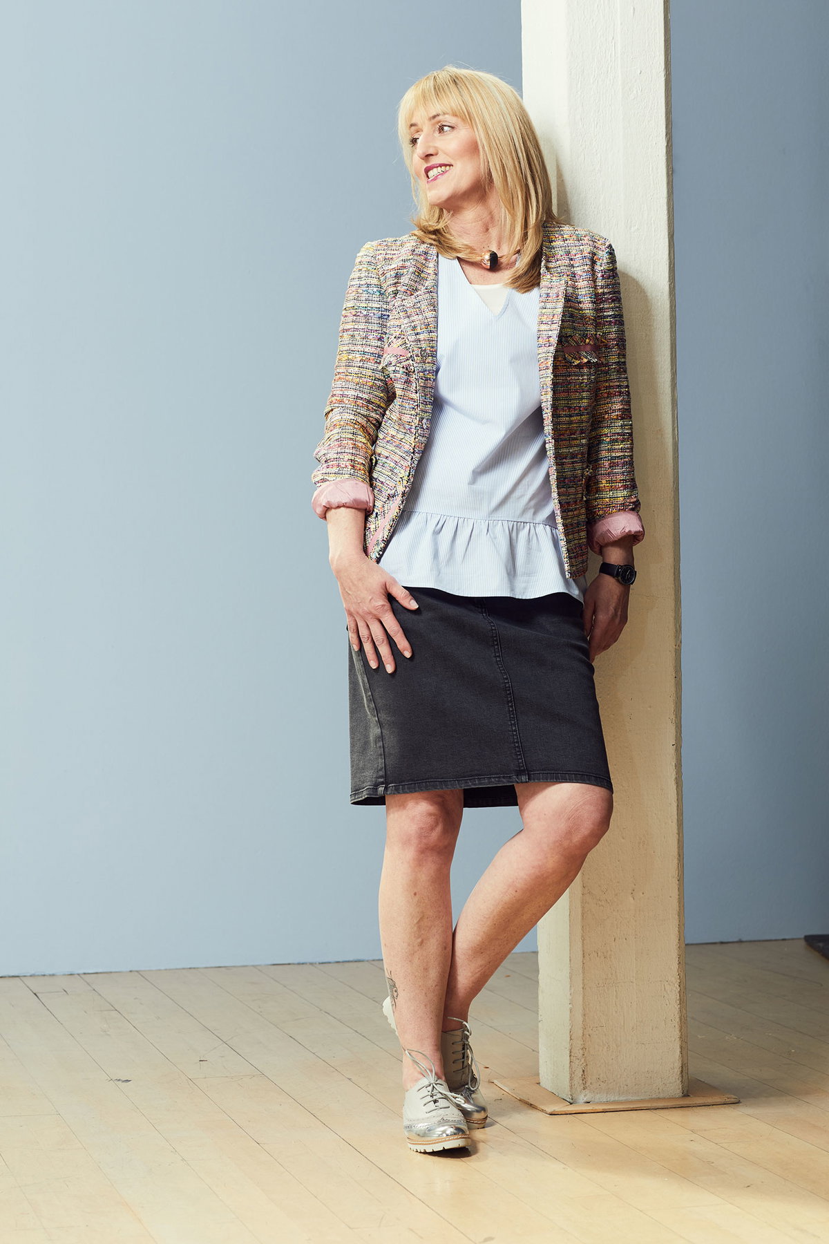 Outfit 3: Blazer 199,95 Euro, Bluse 59,95 Euro, je Gr. 34 - 46, Rock 39,95 Euro, Gr. 36 - 46. Alba Moda. Kette ca. 15 Euro, Bijou Brigitte. Uhr 129 Euro. Dugena