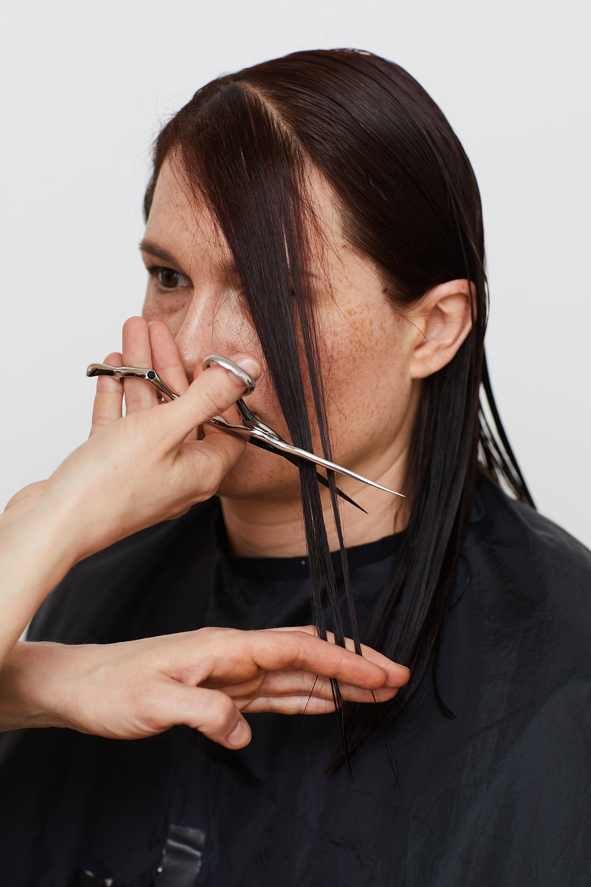 Der Experte stuft Ingas Frontpartie leicht durch. So wirken die Haare gleich viel lebendiger.
