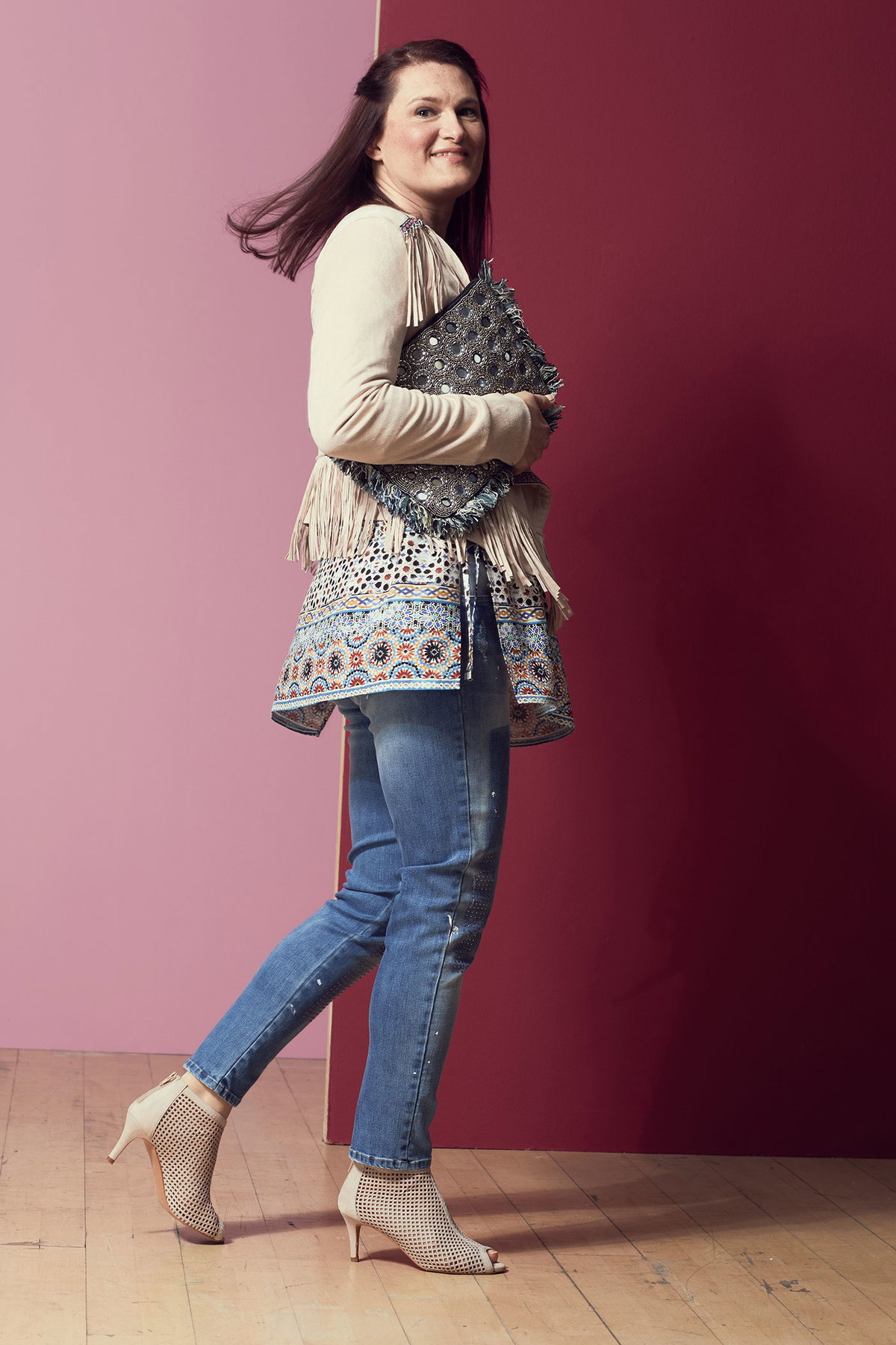 Inga in einer Tunika und Fransen-Jacke zu Jeans und Sandalen