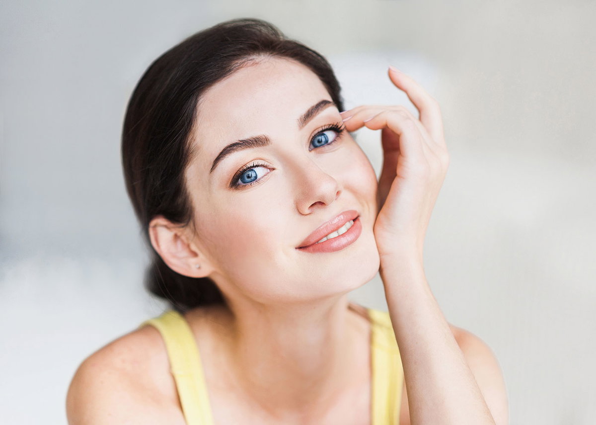 Brünette Frau mit blauen Augen und kupferfarbenem Lidschatten