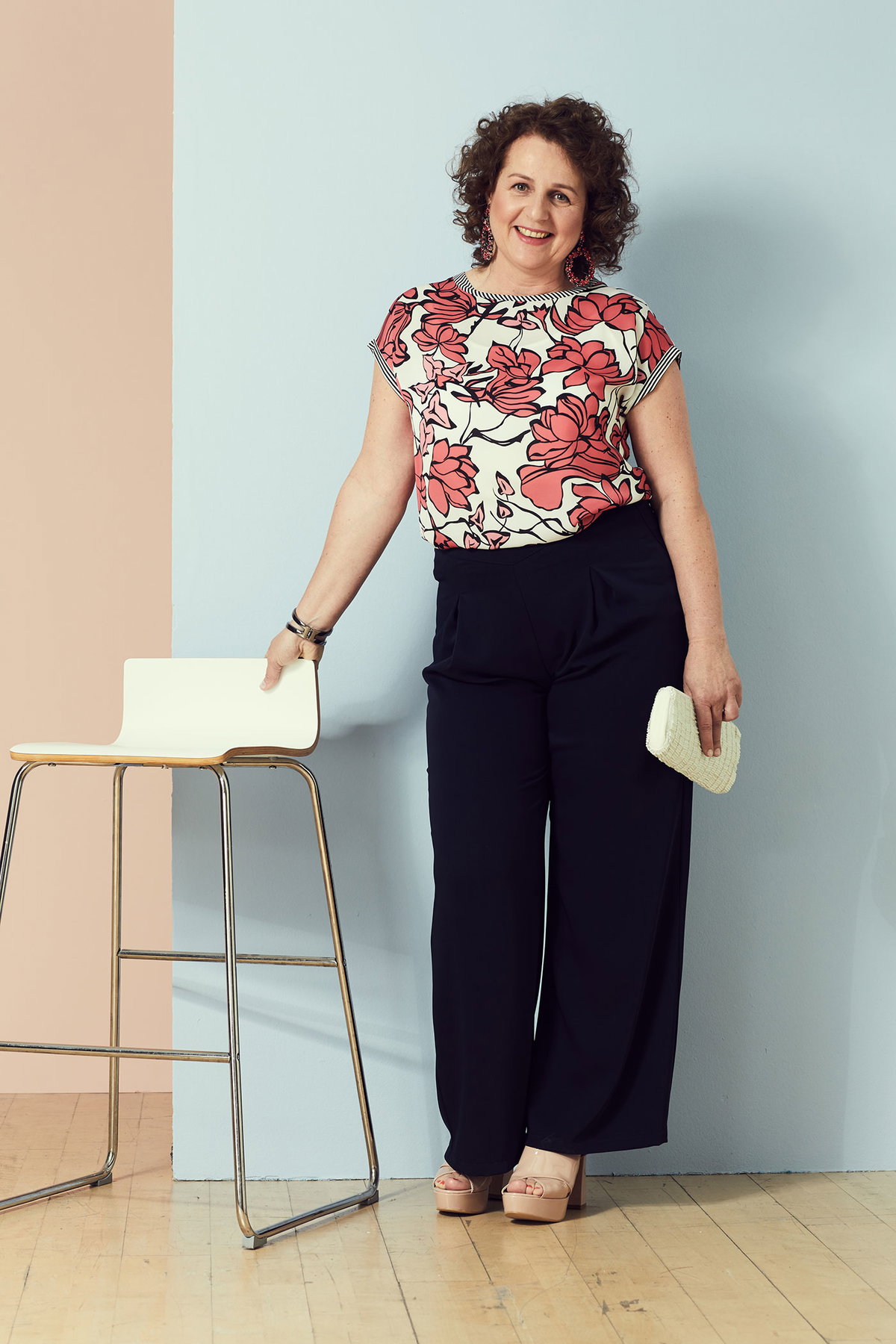 Anja in einem Blumen-Shirt zur weit geschnittenen Hose