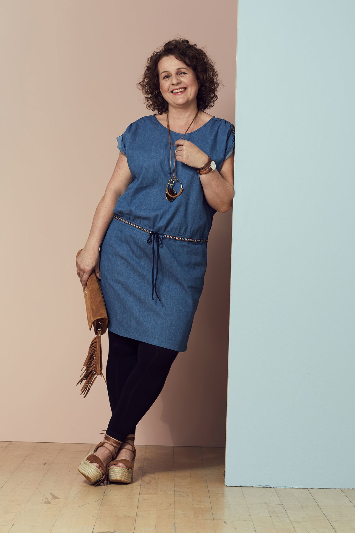 Anja im Jeanskleid zur schwarzen Leggins und Plateau-Sandalen