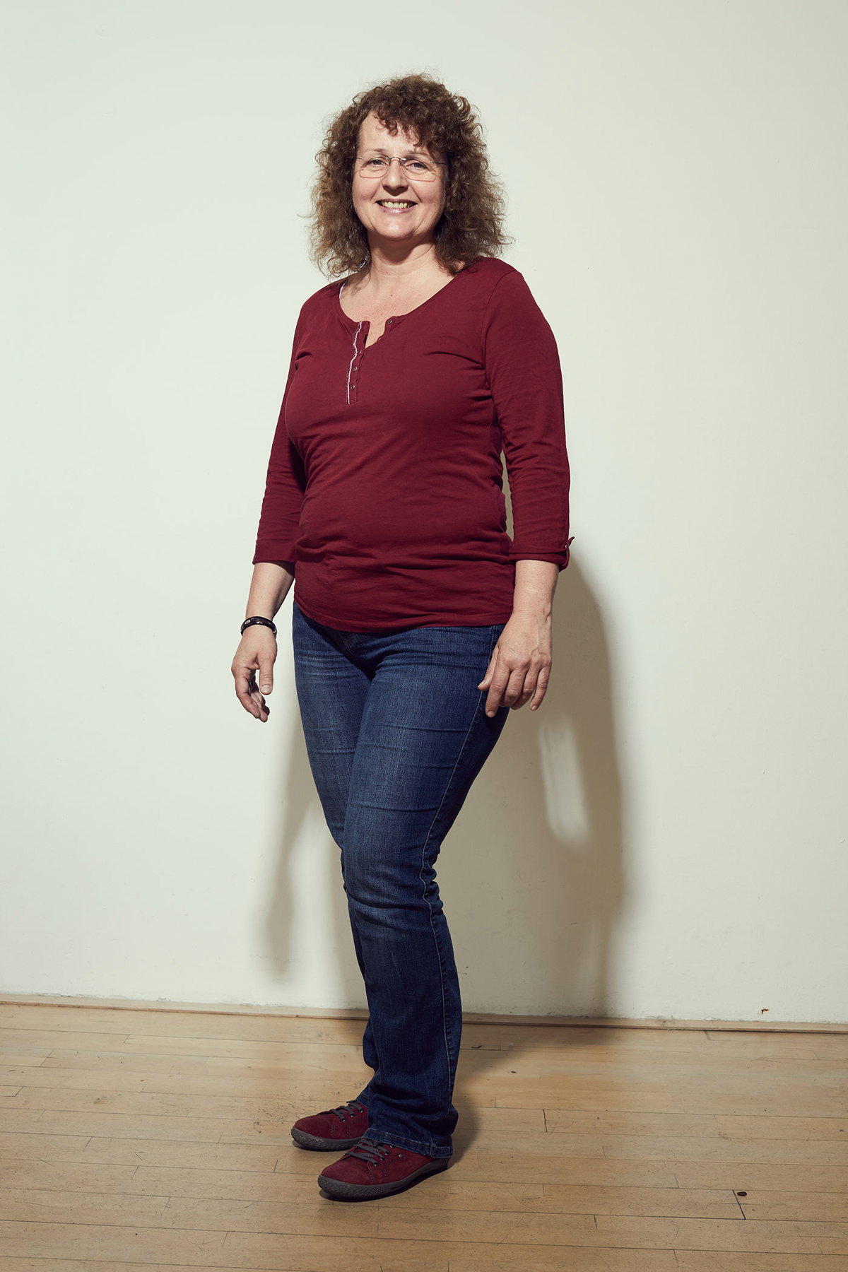 Anja vorher mit Brille, Longsleeve und Jeans