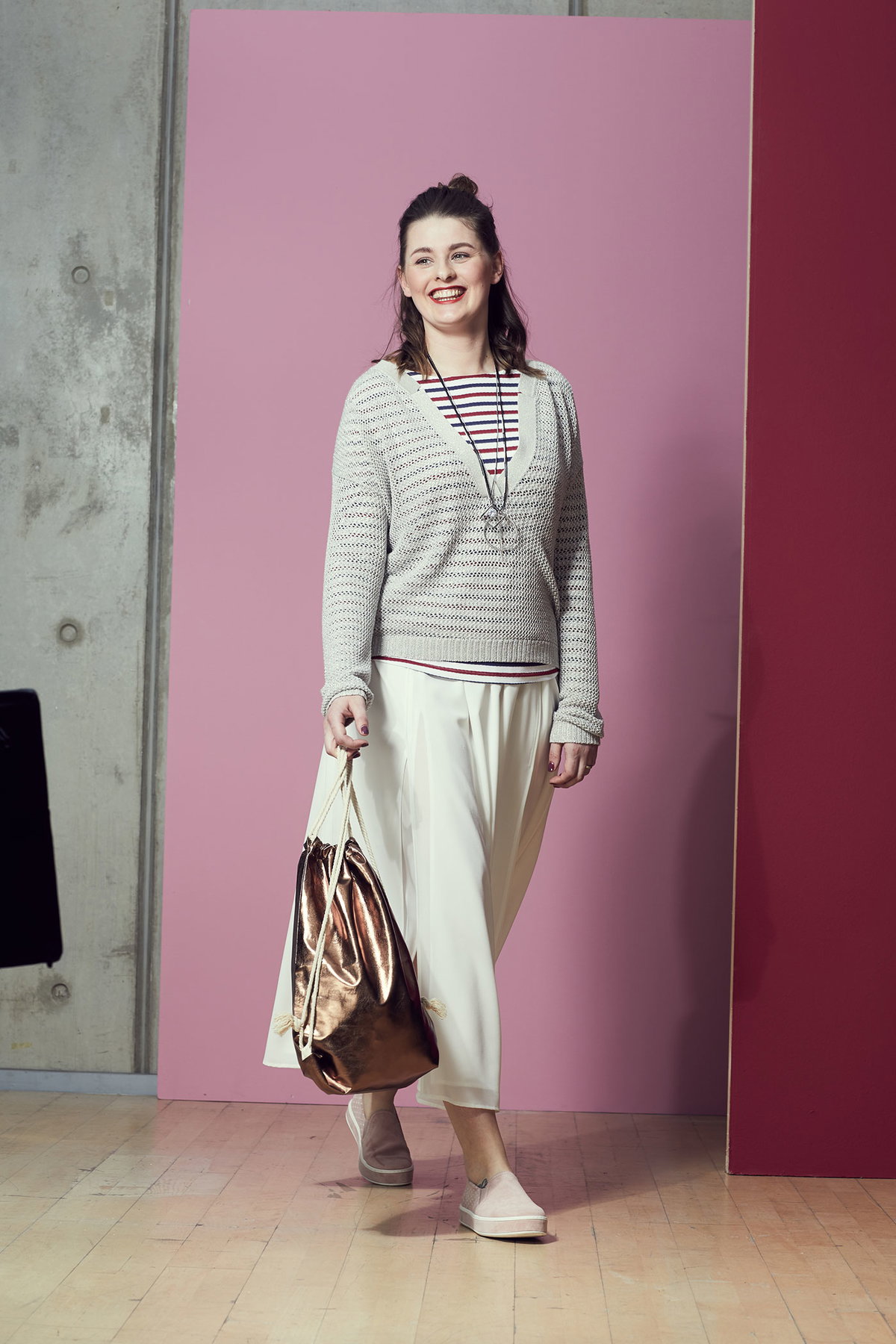 Daniela im hellen, knöchellangen Rock zum beigen Strickpullover und Ringelshirt