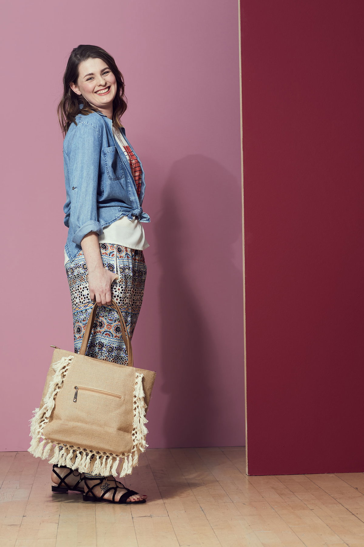 Daniela in gemusterter Stoffhose zu T-Shirt und geknotetem Jeanshemd
