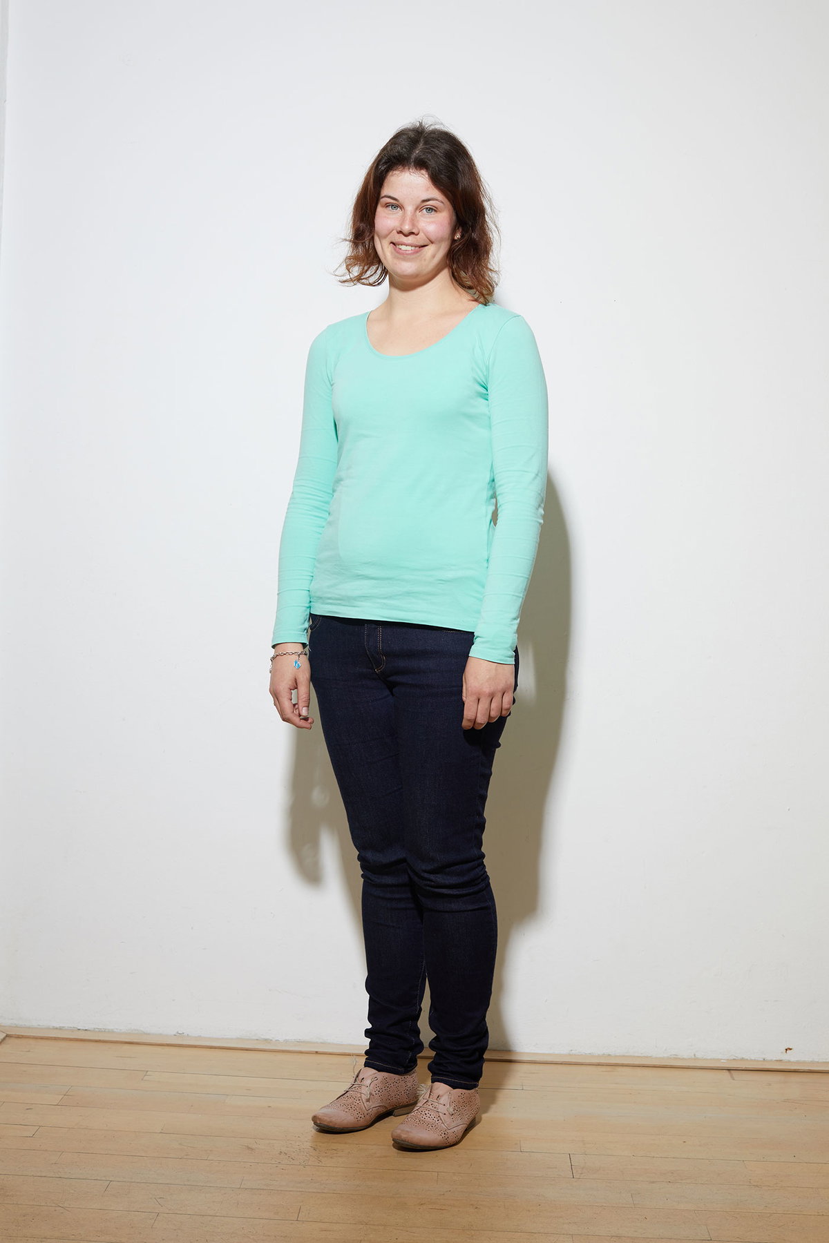 Steffi vorher in schwarzer Jeans, türkisfarbenem Longsleeve und Schnürschuhen