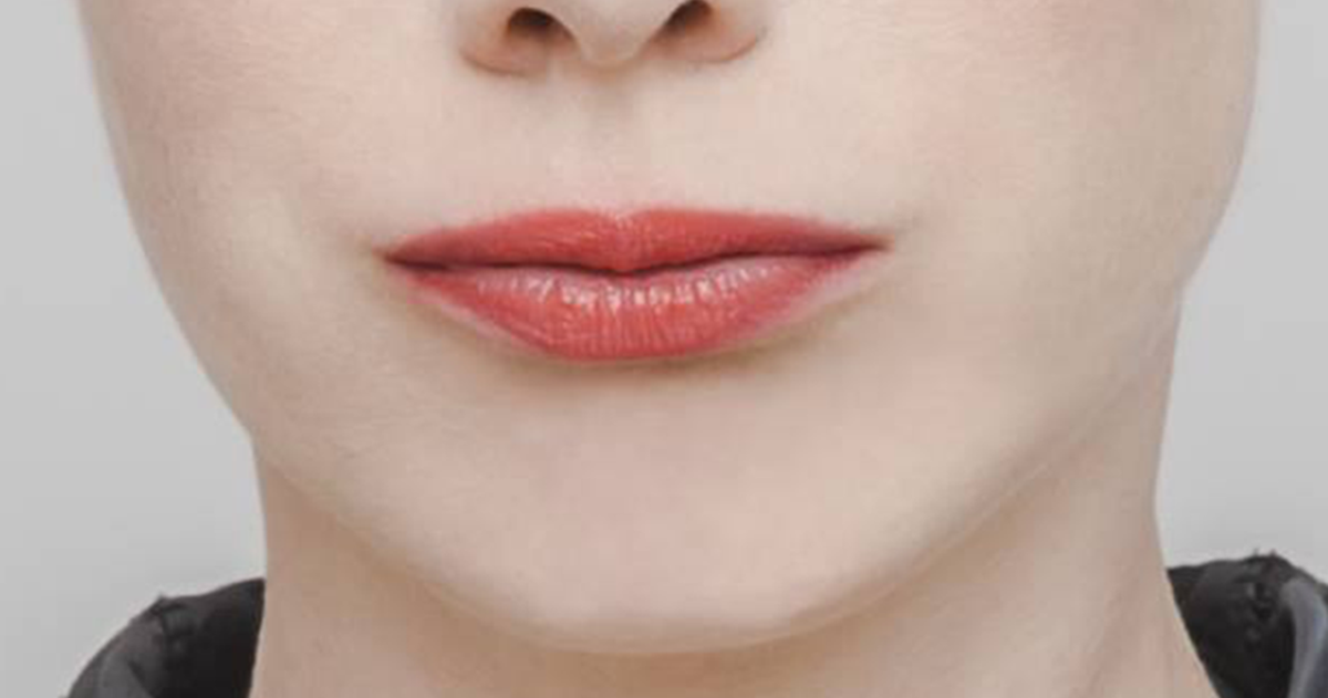 Close-up von aufeinander gepressten Lippen einer Frau