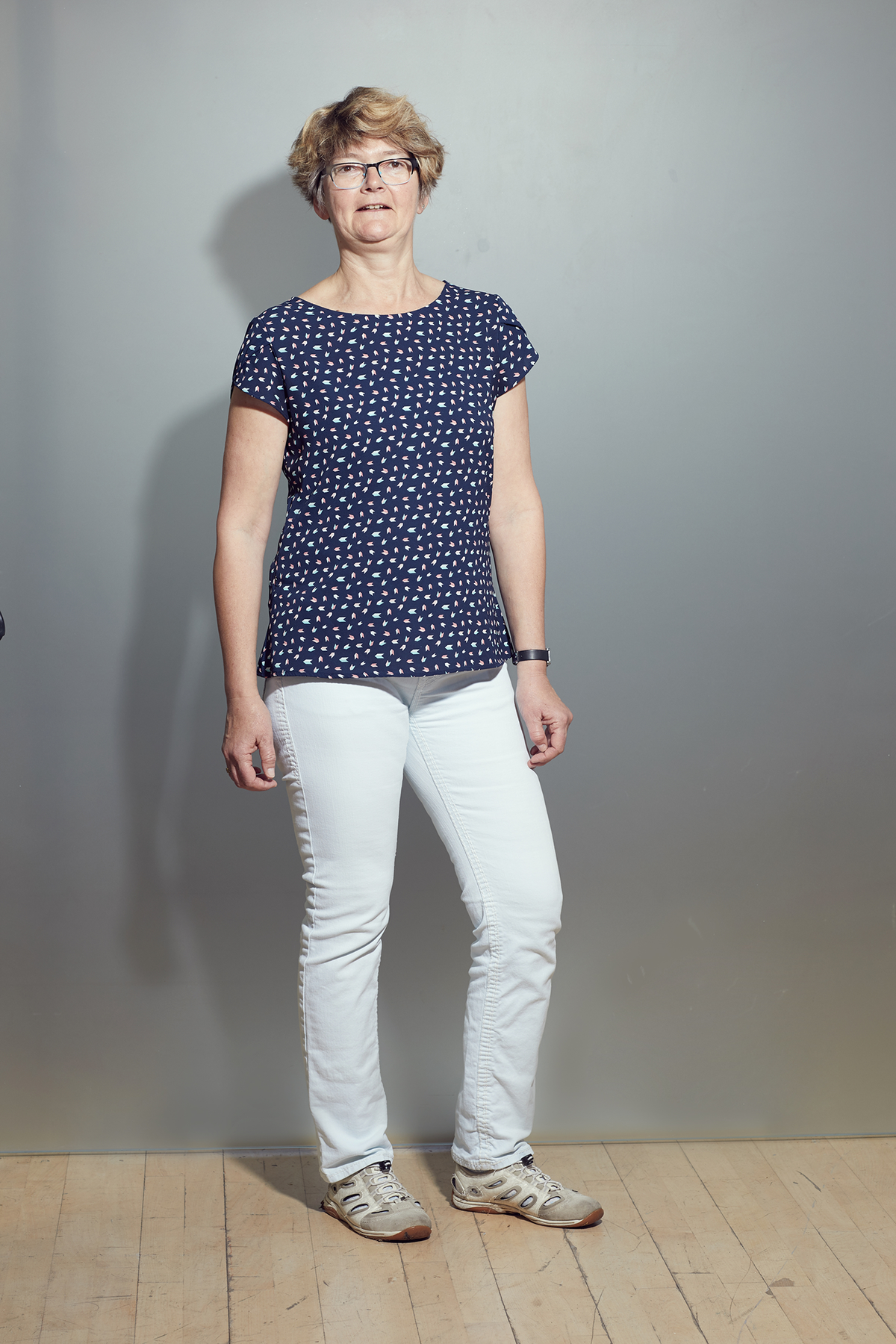 Gaby vorher in heller Jeans, T-Shirt und Turnschuhen