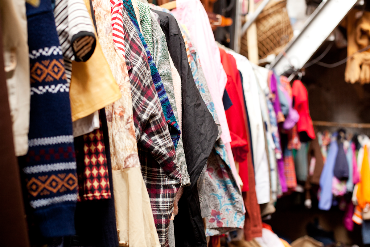 Laden mit Secondhand-Kleidung