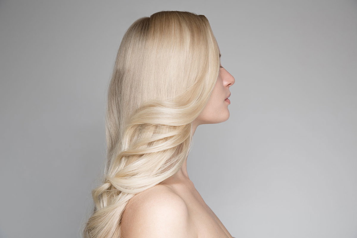 Frau mit langen, gesunden, blonden Haaren