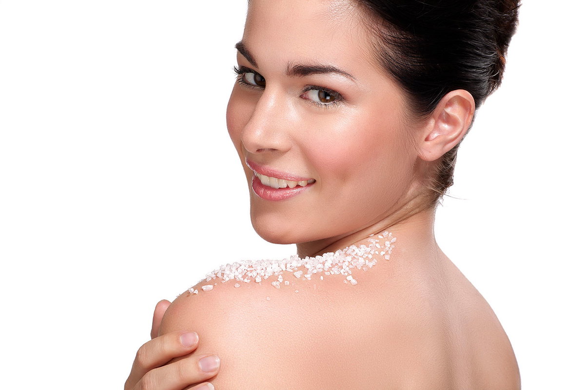 Junge Frau mit Salz-Peeling auf der Schulter