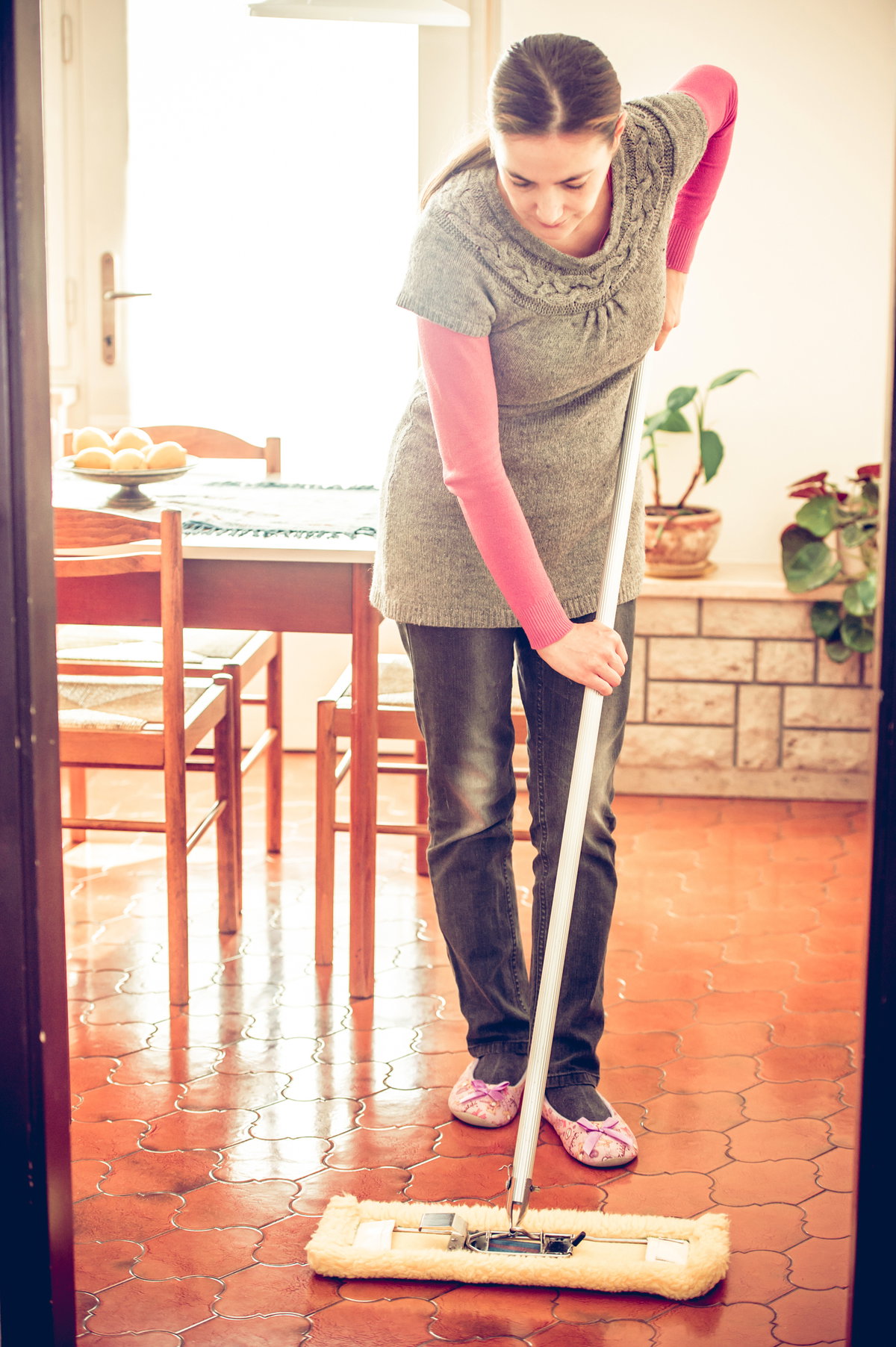 Frau putzt Wohnung