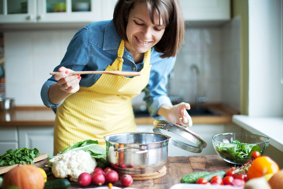 Frau kocht gesundes Essen