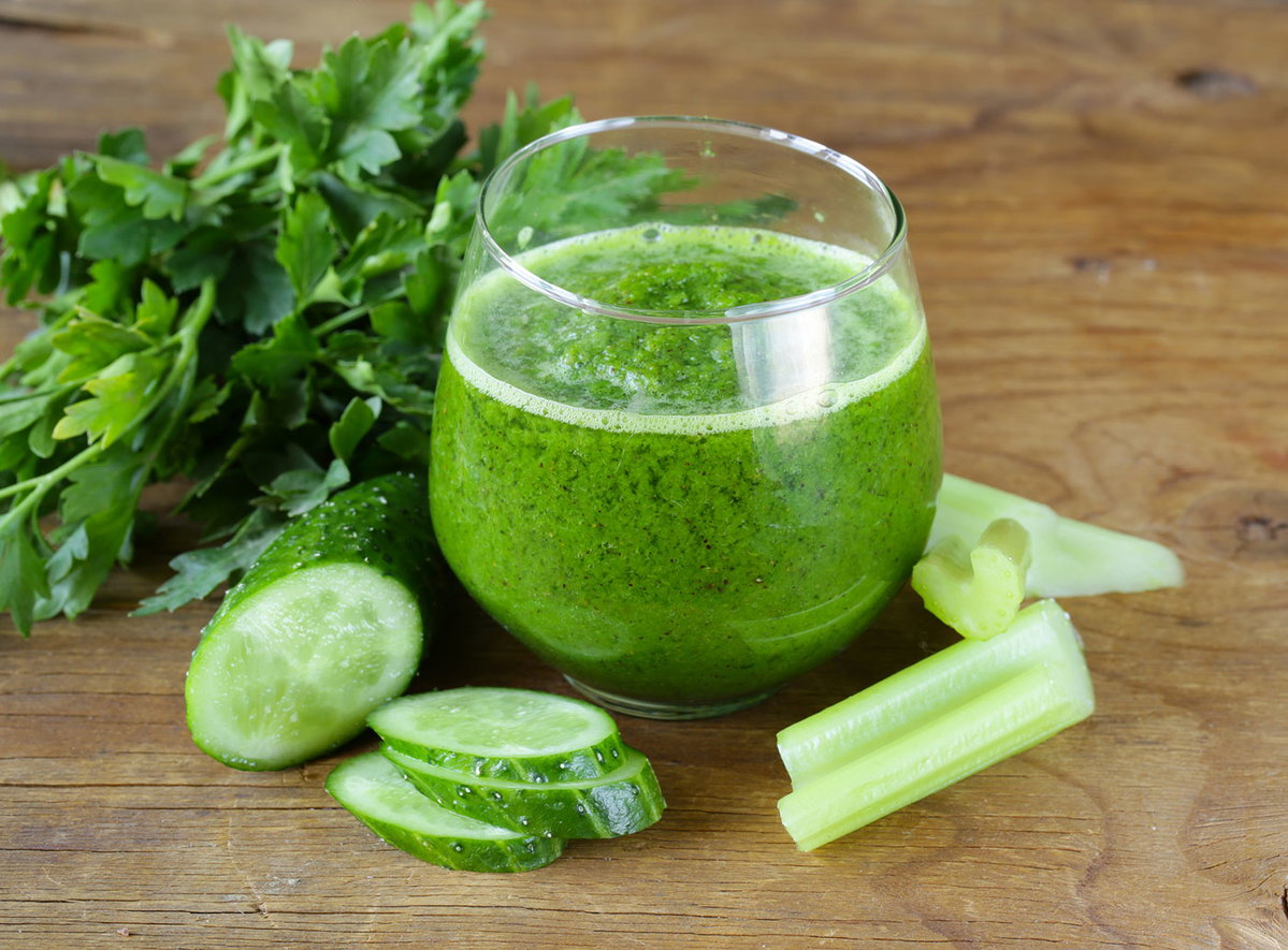 Grüner Smoothie mit Kräutern
