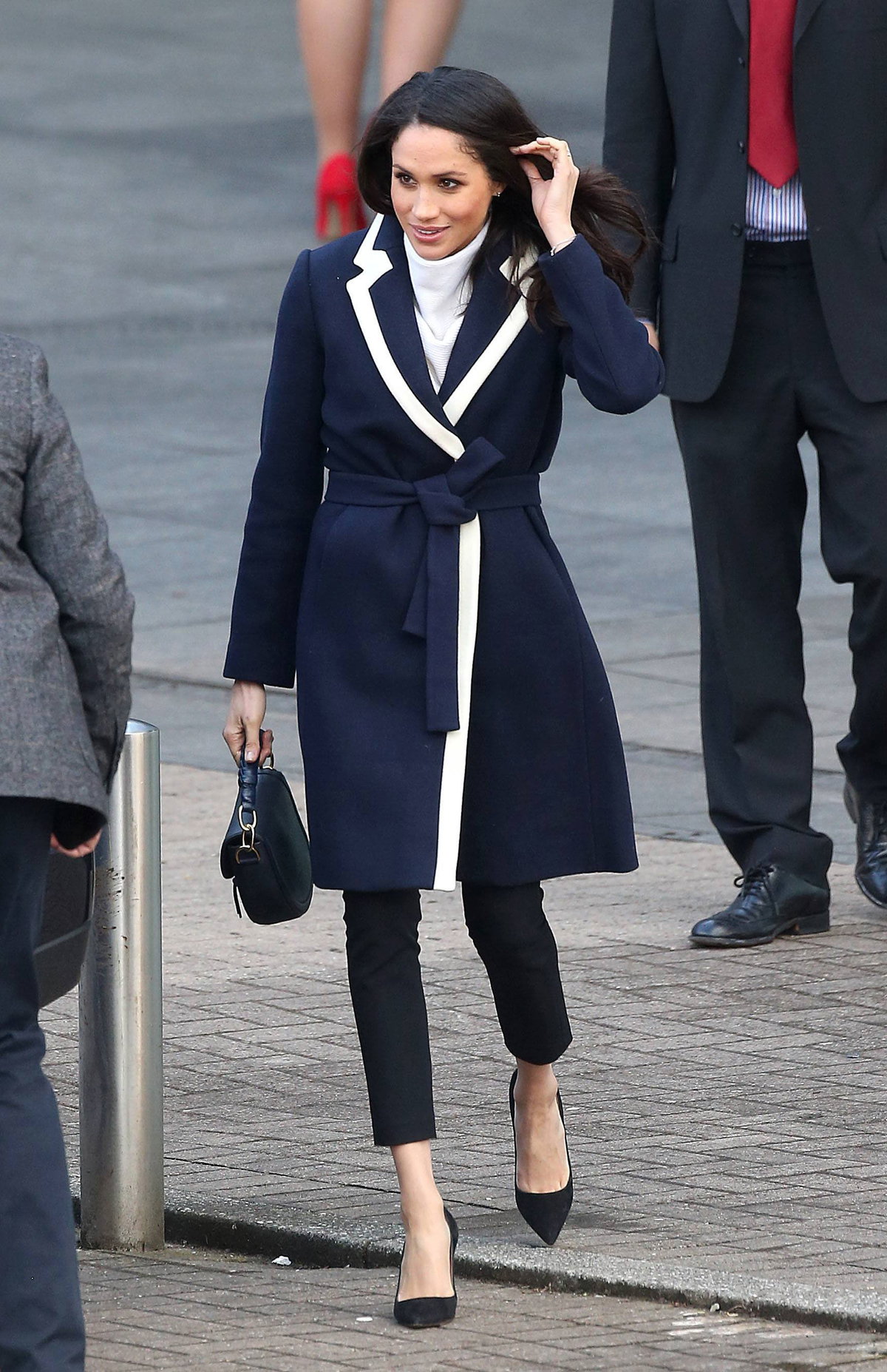 Meghan Markle im schicken Mantel, 3/4 Skinny-Jeans und spitzen Pumps