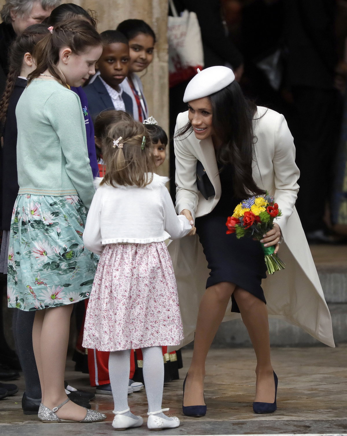 Megan Markle im weißen (Hochzeits)Mantel und weißen Barett