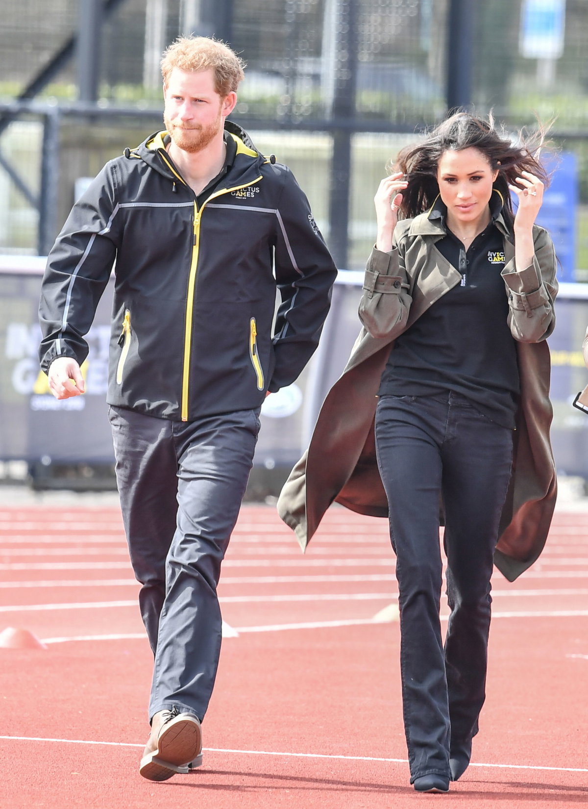 Meghan Markle lässig in Hosen und Freizeitjacke