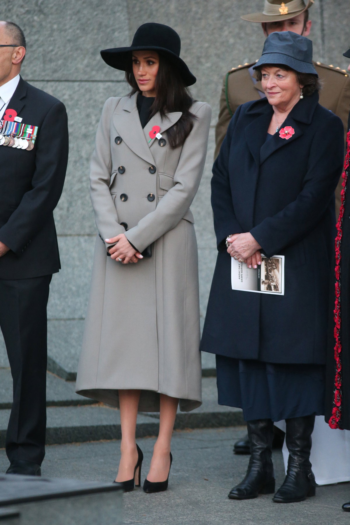 Meghan Markle elegant im Mantel und großem Hut am am Anzac Day 
