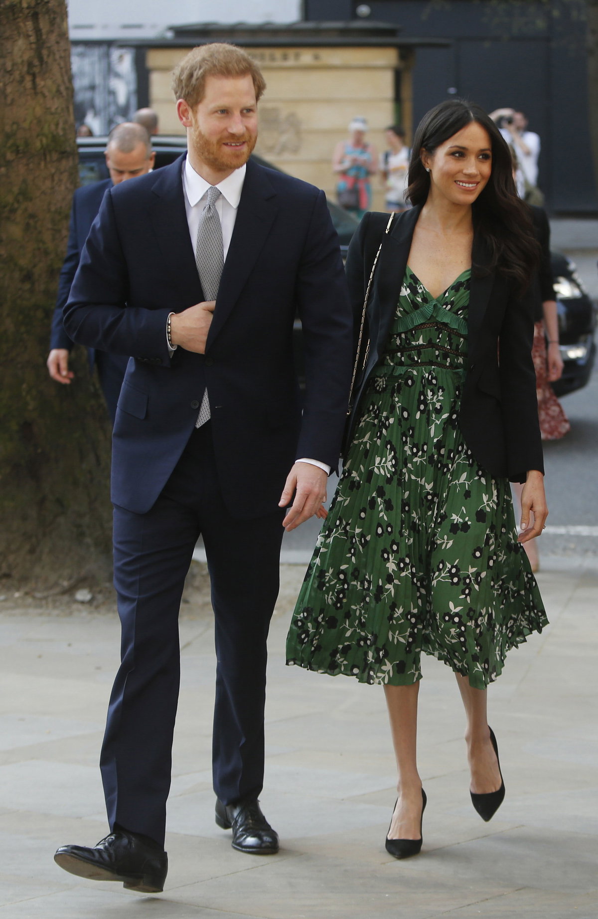 Meghan Markle im grünen Blumenkleid mit Blazer und Pumps