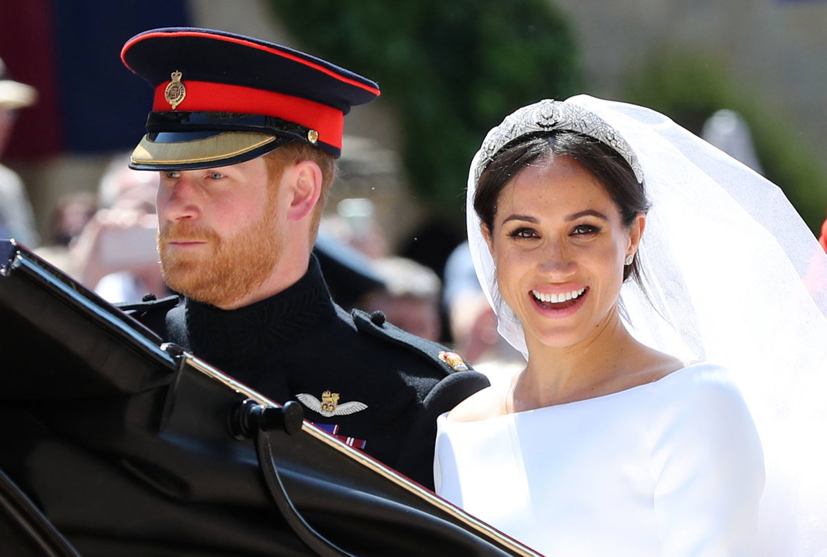 Eine wunderschöne Braut! Herzogin Meghan und Prinz Harry in der Hochzeitskutsche auf der Fahrt durch Windsor.
