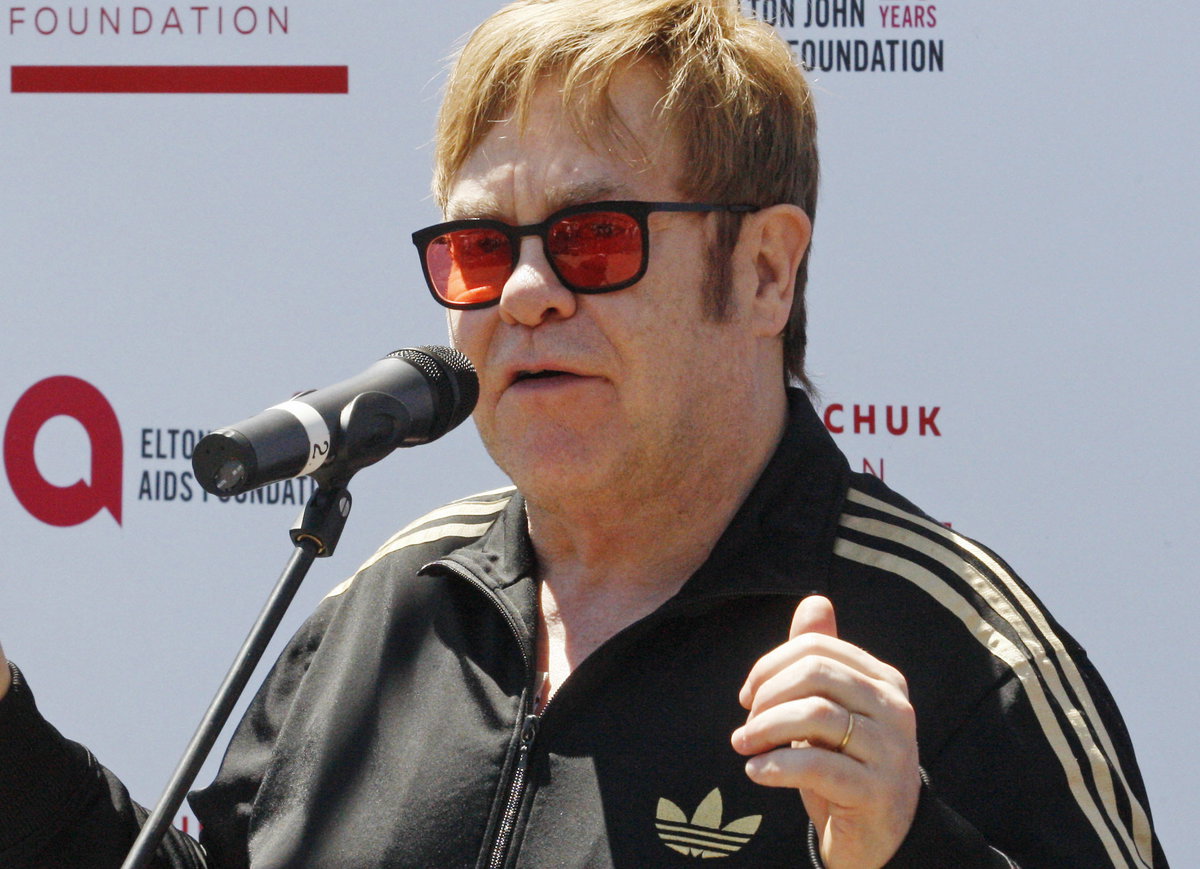 Elton John im Trainingsanzug
