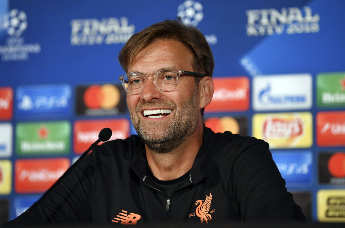 Jürgen Klopp mit vollem Haar und extra weißen Zähnen