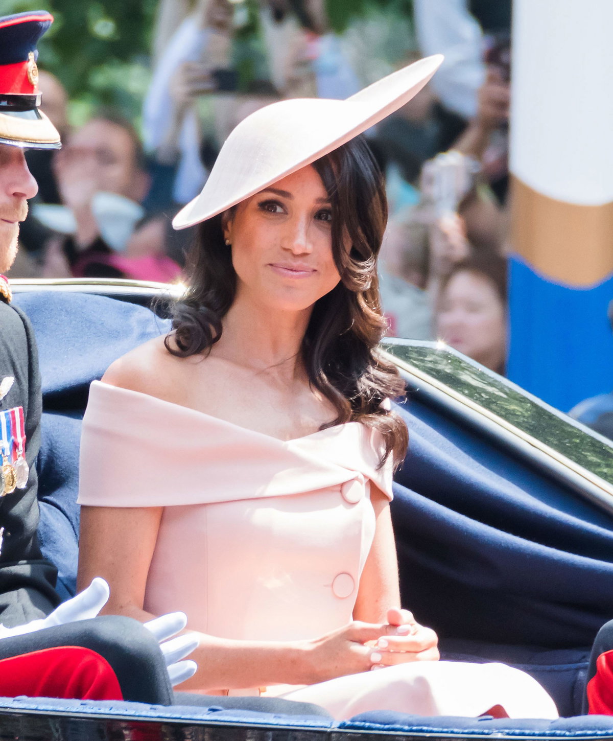 Meghan Markle in einem zarten Kleid bei der Militärparade Trooping the Colour