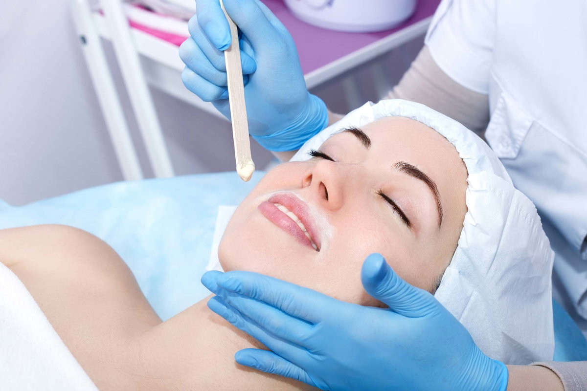 Lästige Gesichtshaare mit Waxing entfernen