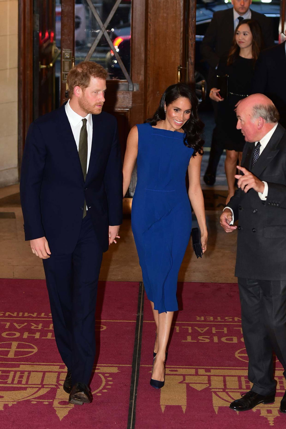 Meghan im königsblauen Kleid beim Royal Armouries Wohltätigkeitskonzert