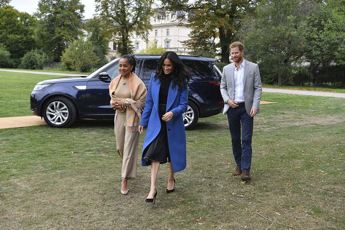 Prinz Harry mit Herzogin Meghan und Schwiegermutter Doria Ragland bei der Vorstellung von „Together“, einem Charity-Kochbuch