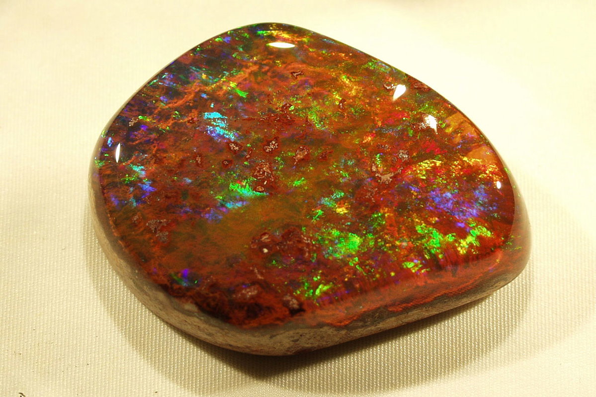 Der Opal wird als Heilstein dem Sternzeichen Waage zugeordnet
